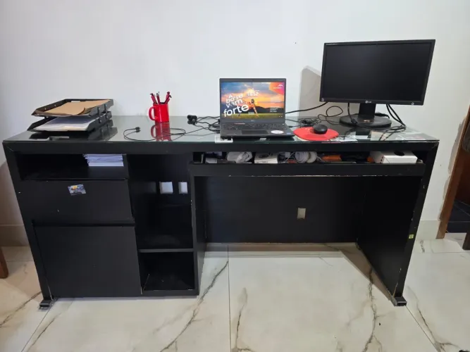 Mesa escritório - desocupar lugar
