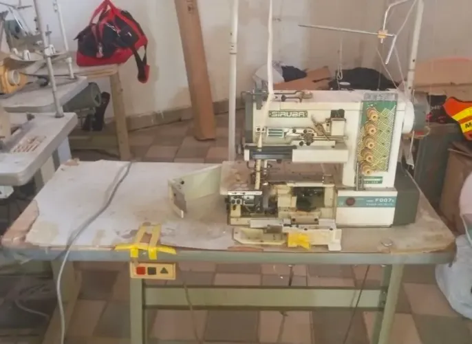 Máquina de Costura Galoneira Siruba F007E Industrial com Mesa