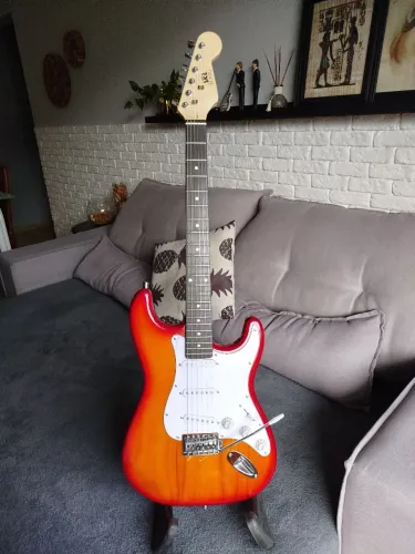 Guitarra linda toda regulada.