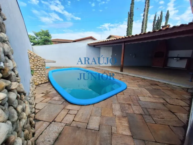 CASA COM PISCINA PARA VENDA EM EXCELENTE LOCALIZAÇÃO