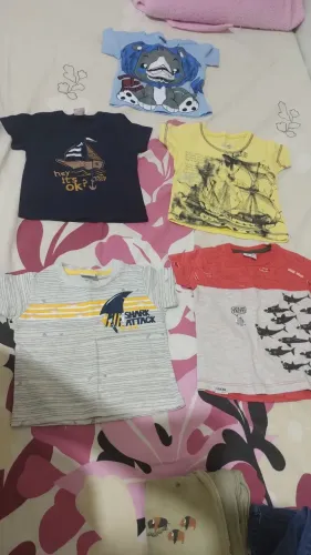 Lote infantil com 53 peças,veste até uns 10 meses.