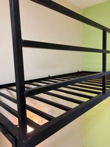 Cama solteiro ferro suspensa