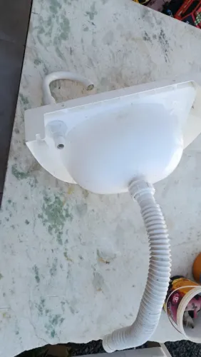 Lavatório de plástico com torneira e sifão