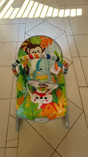 Cadeirinha de balanço com móbile, vibração e música