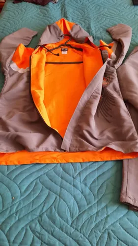 Agasalho Tam.10 em tactel todo forrado em tactel. 45,00