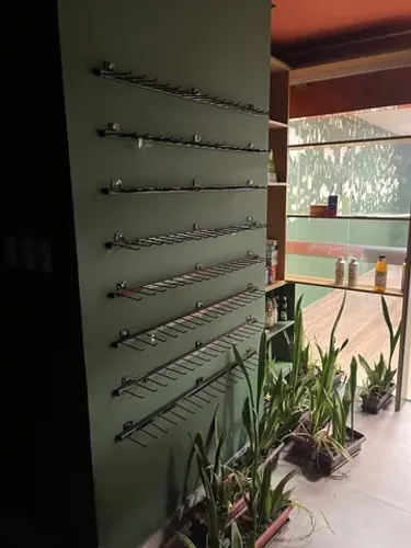 Vendo 7 ganchos para pendurar vários tipos de produtos.