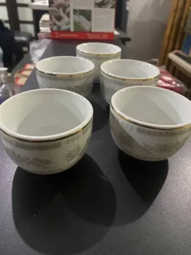 Jogo com 5 xícaras de porcelana