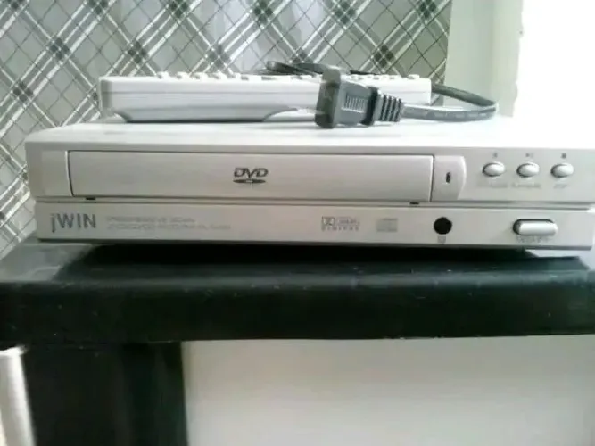 Dvd compacto jwin usado c/ controle.