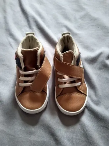 Bota tênis infantil.