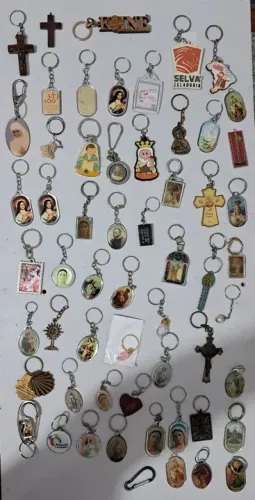 Lote com 56 chaveiros diversos - 