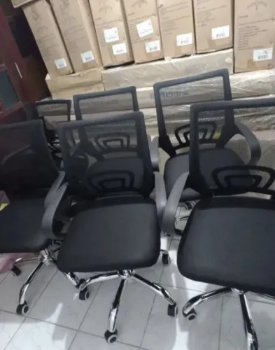 Cadeira de escritório giratoria preta