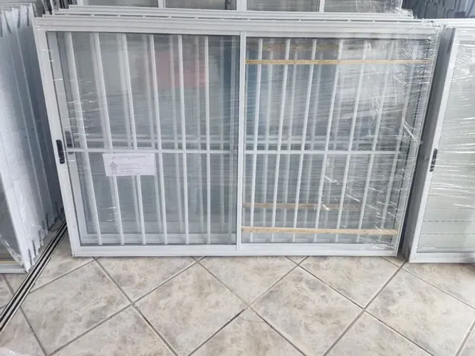 Janela alumínio branca com vidros e grades 1,00 x 1,00