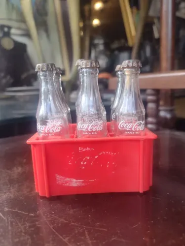 Antiga miniatura caixa Coca-Cola. <br>.