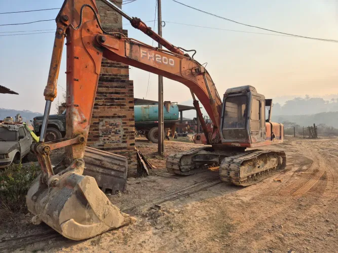 Escavadeira FH200 - Usada - Oportunidade!