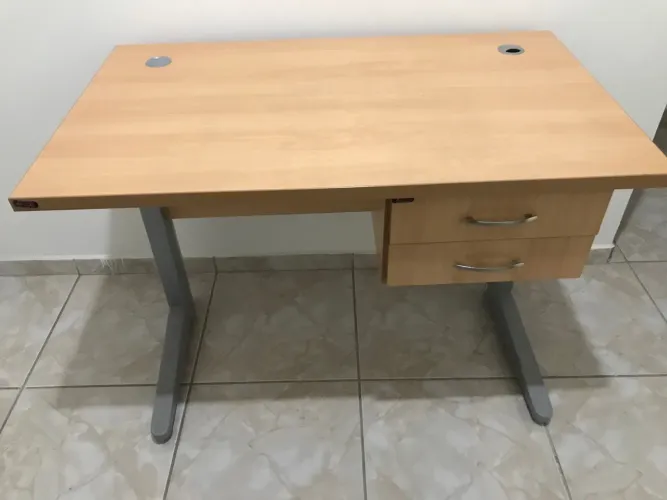 Mesa para escritório com gavetas e chaves semi nova