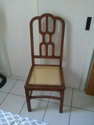 Cadeira de Madeira com Detalhes