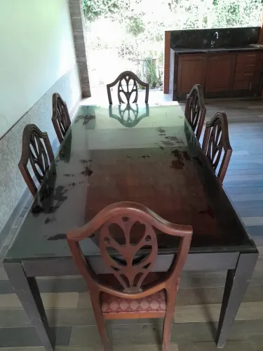 Mesa em madeira com tampo de vidro