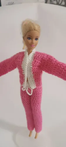 Roupa de Barbie feita em crochê - calça e casaco