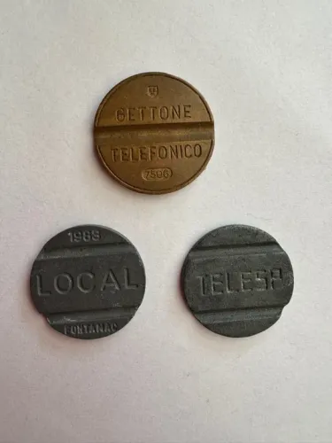 3 fichas telefônicas antigas - uma italiana, duas brasileiras