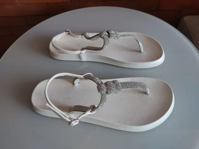 Sandália papete branca com strass da Karmélia 