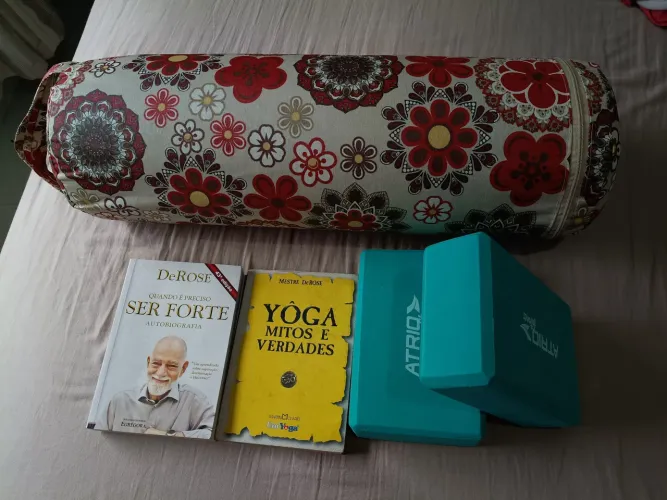 Kit yôga ! 1 Bolster , 2 tijolos e dois livros.