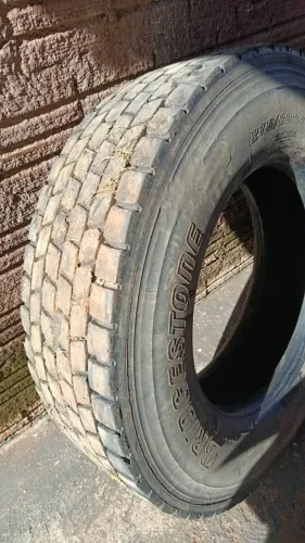 Pneus 275 x 80 x 22,5 semi novos e aro 22.5 nova