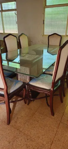 Mesa de jantar 8 lugares com tampo e vidro e base em mármore