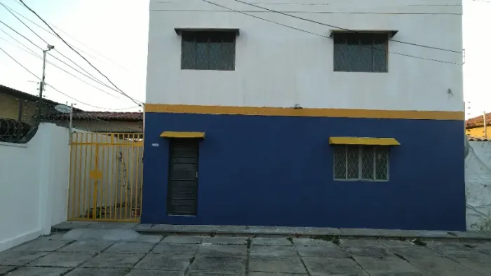 Quarto individual em prédio com mobília e cozinha montada