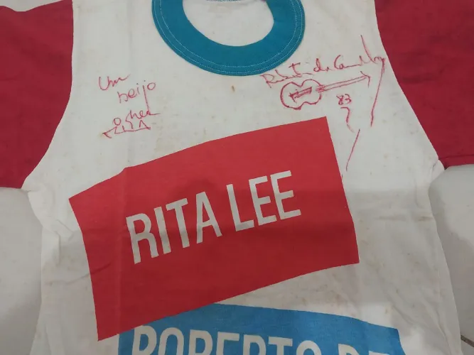 Camiseta e catálogo autografados por Rita Lee e Roberto de Carvalho - Tour Brasil 83