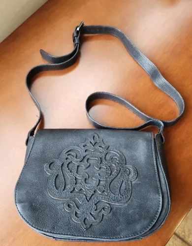 Bolsa de ombro feminina em couro com detalhes em relevo