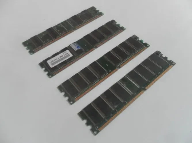 4 Memorias antigos DDR, 1x 128mb - 2x 256mb - 1x 512mb