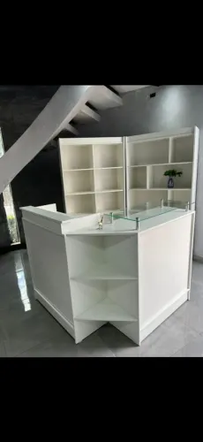 Balcão de Loja em L com colmeia MDF