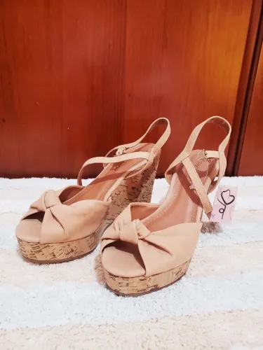 Sandália Anabela Bege com Detalhe em Nó