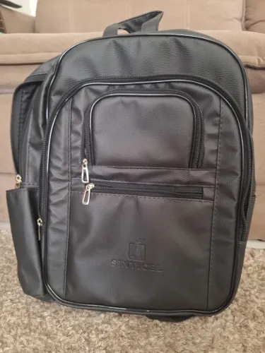 Mochila nova preta de corino, medidas 45x35x15cm