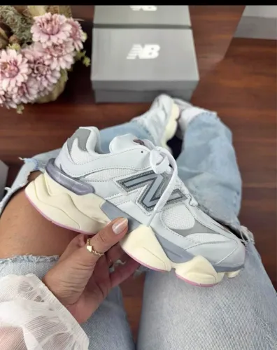 Tênis New Balance 9060 Branco com detalhes em rosa