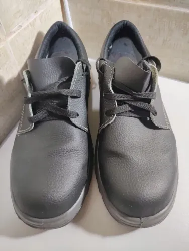 Sapatos Pretos de Couro para Trabalho - Tamanho 42