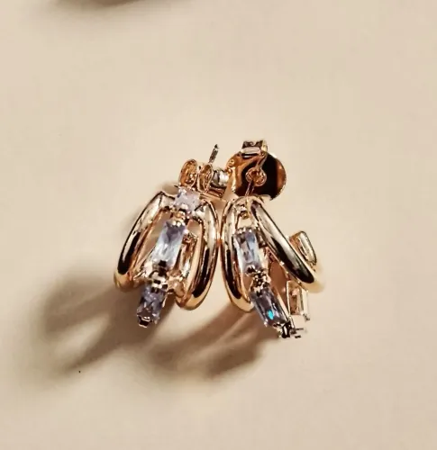 Brincos folheados em ouro com detalhes em Cristal!!!