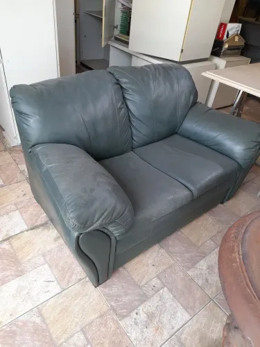 Sofá de 2 lugares com assento de couro