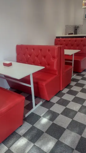 Sofá Booths e mesas