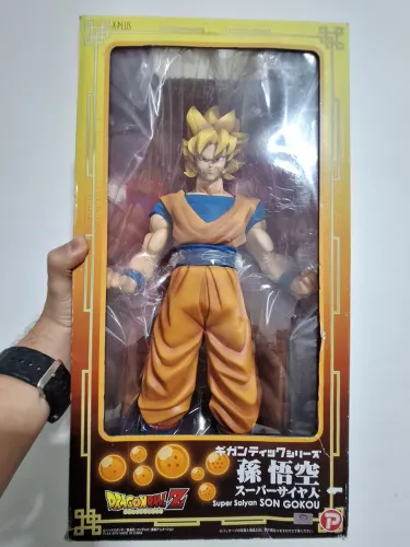 Figura de Ação Dragon Ball Z - Super Sayajin Son Goku - XPlus giant series 1/4 com 45cm