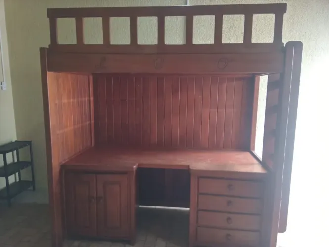 Cama e mesa para estudos: dois em um móvel rústico feito em MOGNO da Amazônia