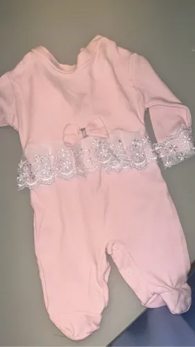 Macacão Rosa Bebê com Detalhes em Renda