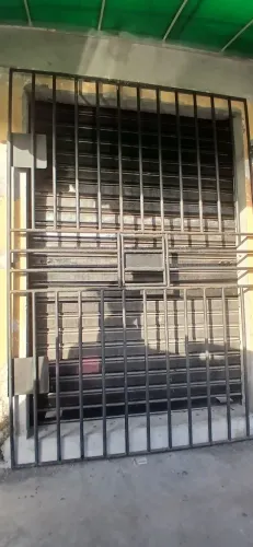 Porta de comércio e grade