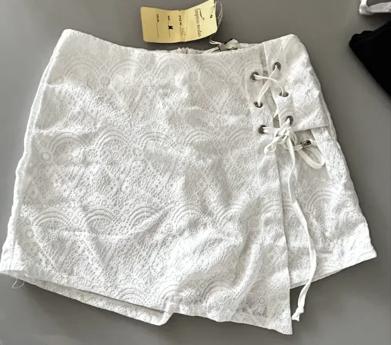 Short saia branco rendado Tm 38