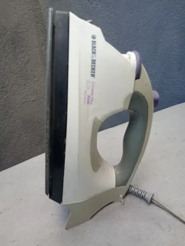 Ferro de passar roupa Black&Decker de cerâmica plus X600 com vapor vertical 