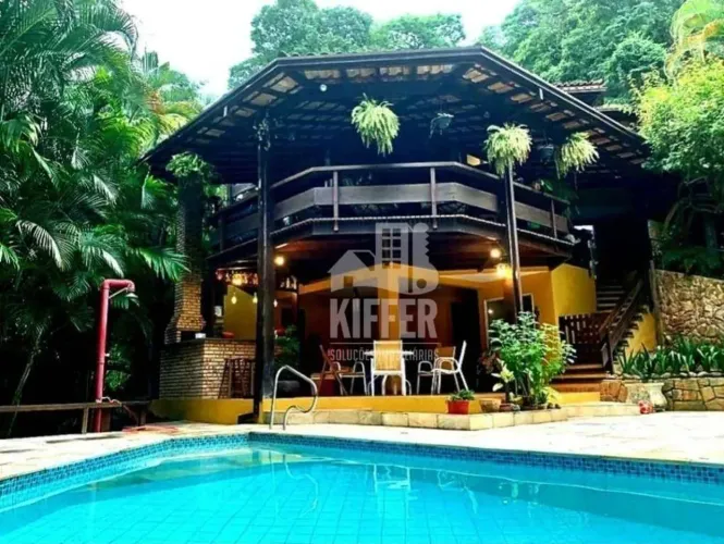 Casa de Alto Padrão com Piscina e 3 Suítes em Condomínio Conceituado