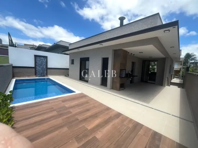 Casa de alto padrão no Condomínio Terras de Atibaia II: 3 suítes, 2 salas, 5 banheiros, 4 