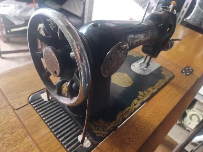 Máquina de Costura Antiga - Peça de Coleção