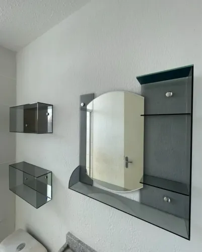 Conjunto de Espelho e Prateleiras de Vidro Fumê