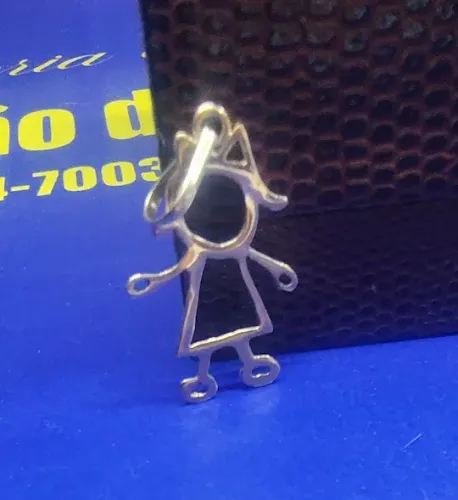 Pingente Menina de Botas Peso 0.90 Gramas 23 mm Ouro 18 Kilates